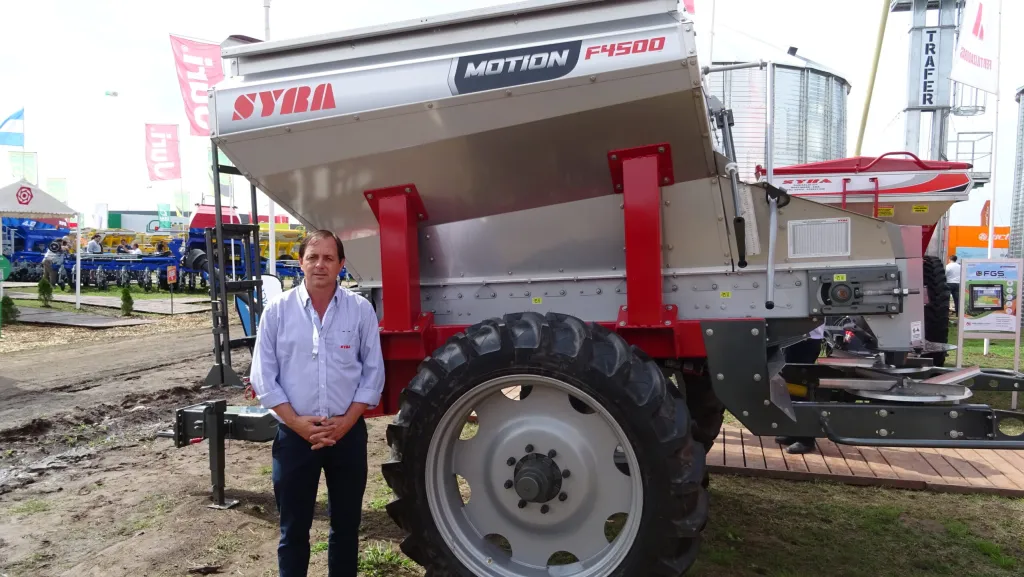 La nueva fertilizadora de arrastre de Syra, una de las atracciones de Expoagro